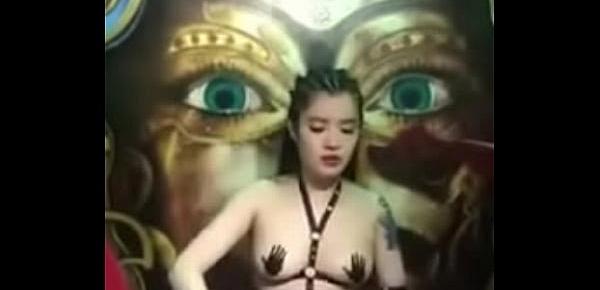  Girl playing DJ without bra and showing nipples and big boobs